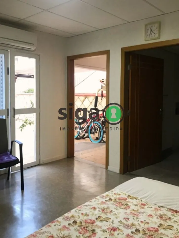 Imagem Sobrado Espaçoso com 4 Dormitórios e 6 Vagas em Região Nobre