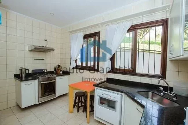 Imagem Casa estilo chácara c/ galpão próxima ao Centro de Cotia