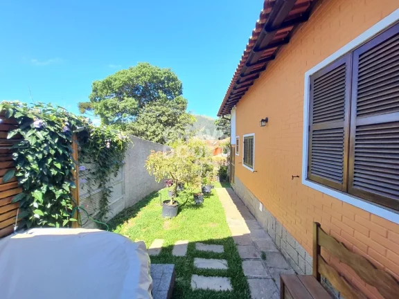 Imagem Casa linear reformada de 3 quartos (sendo 2 suítes) e área gourmet para venda em Teresópolis.