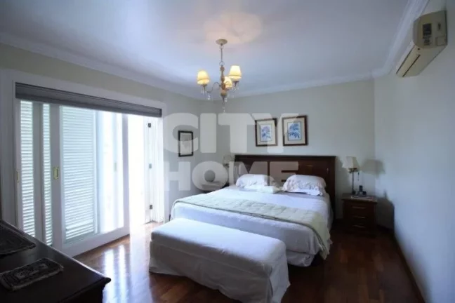 Imagem Casa espaçosa e segura, em condomínio com 07 casas! Situada em bela Praça, no ponto mais tranquil...