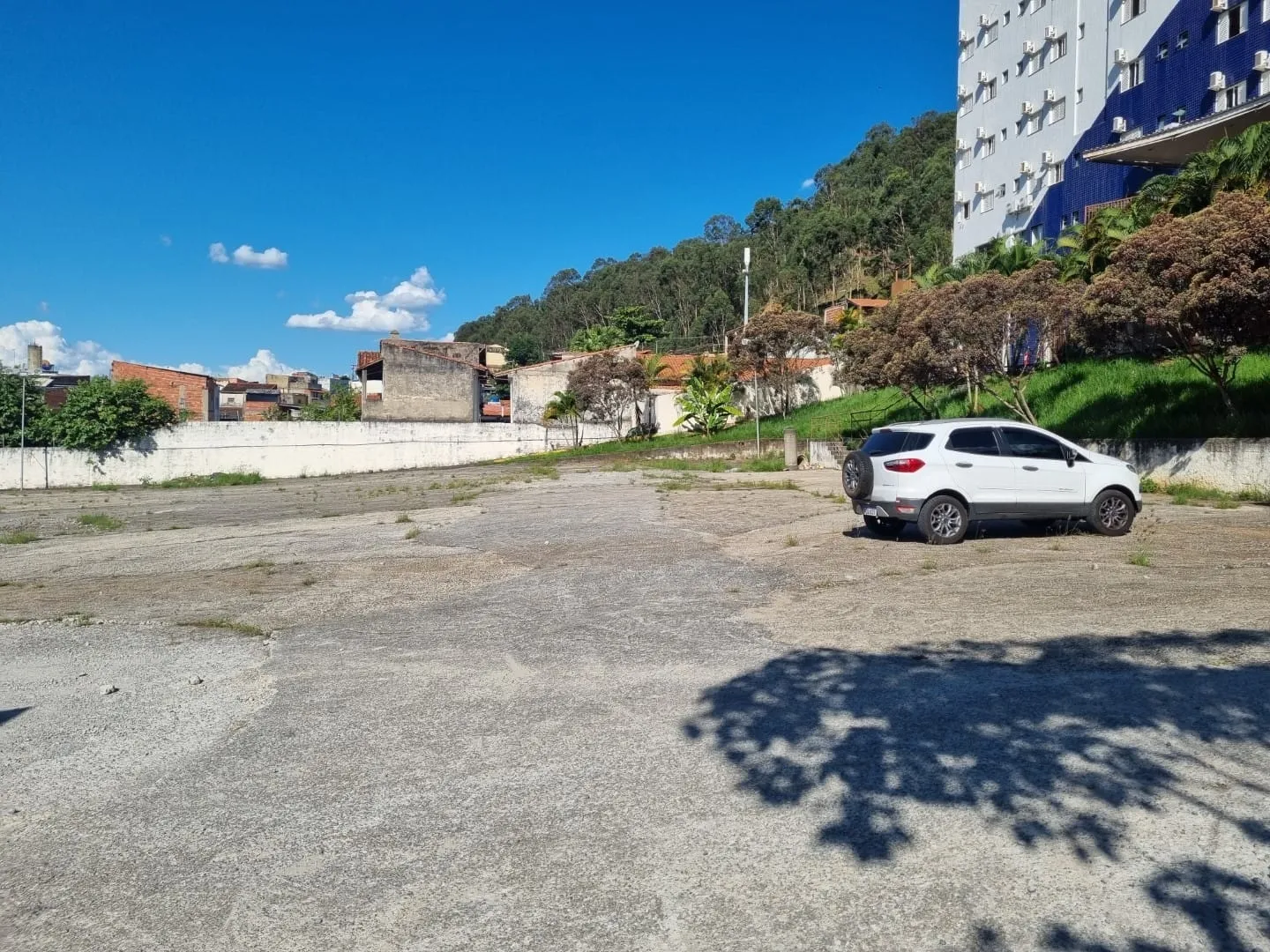 Imagem Terreno Plano e Cimentado com 5.356 m² para Estacionamento de Ônibus a 1.200 Metros da Basílica de Aparecida