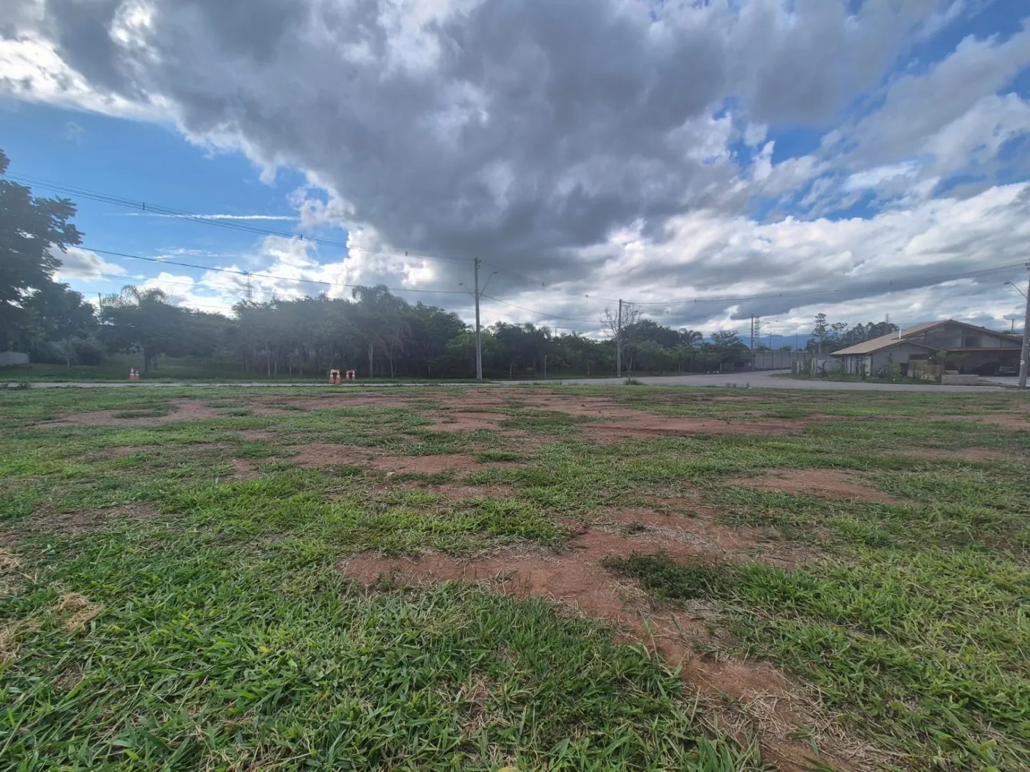 Imagem Terreno de Esquina no Condomínio Colonial Village 2, com 865m² em Localização Central e Imponente!