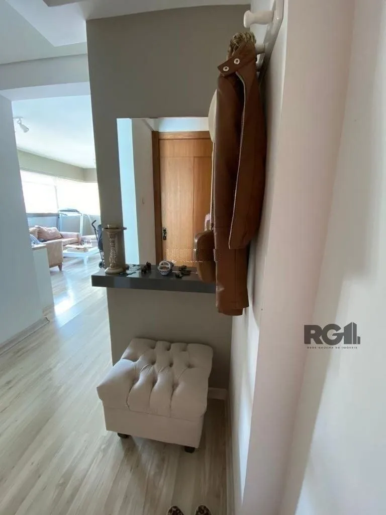 Imagem Apartamento de dois quartos, suíte e duas vagas de garagem no bairro Petrópolis em Porto Alegre.