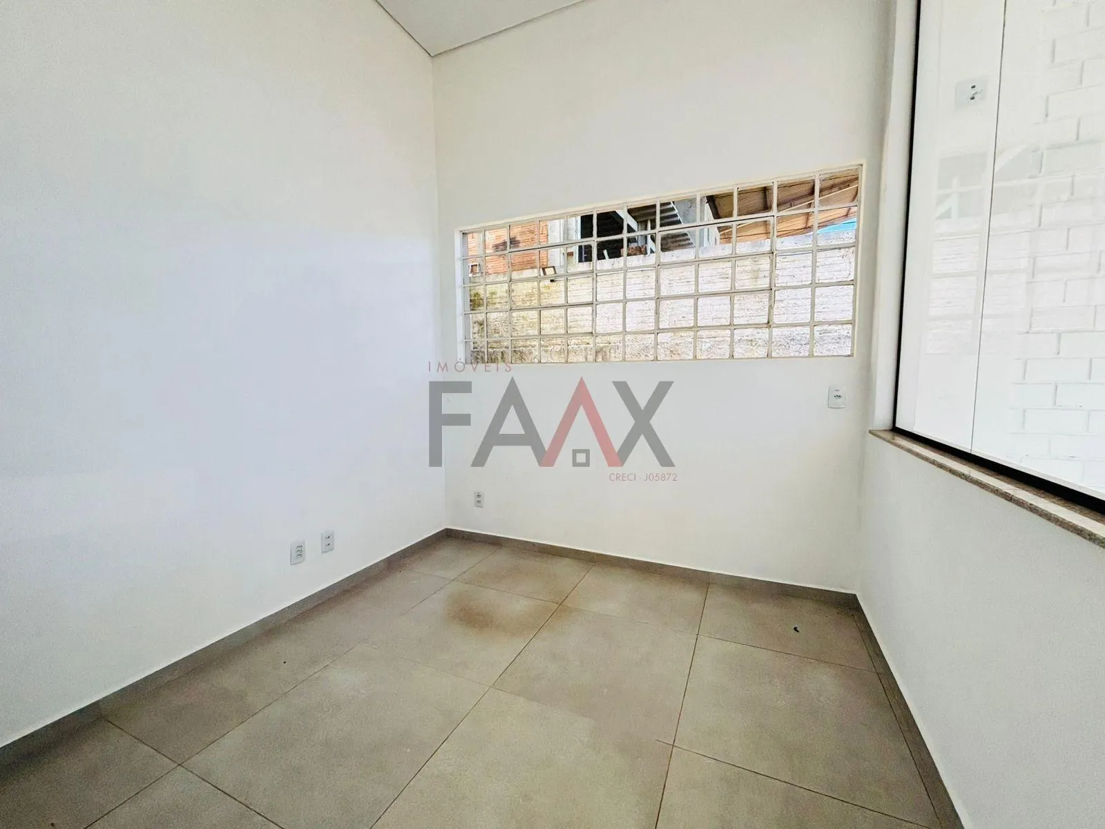 Imagem Sala Comercial para Locação em Frente à BR-277 com Terreno Amplo 840 m