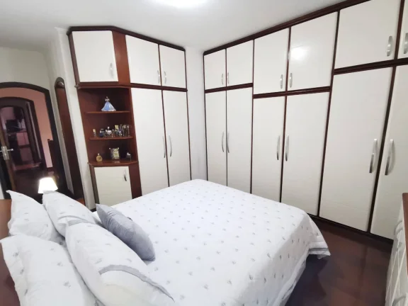 Imagem Sobrado 250 m² 3 Dormitórios sendo 2 Suítes Porteira Fechada