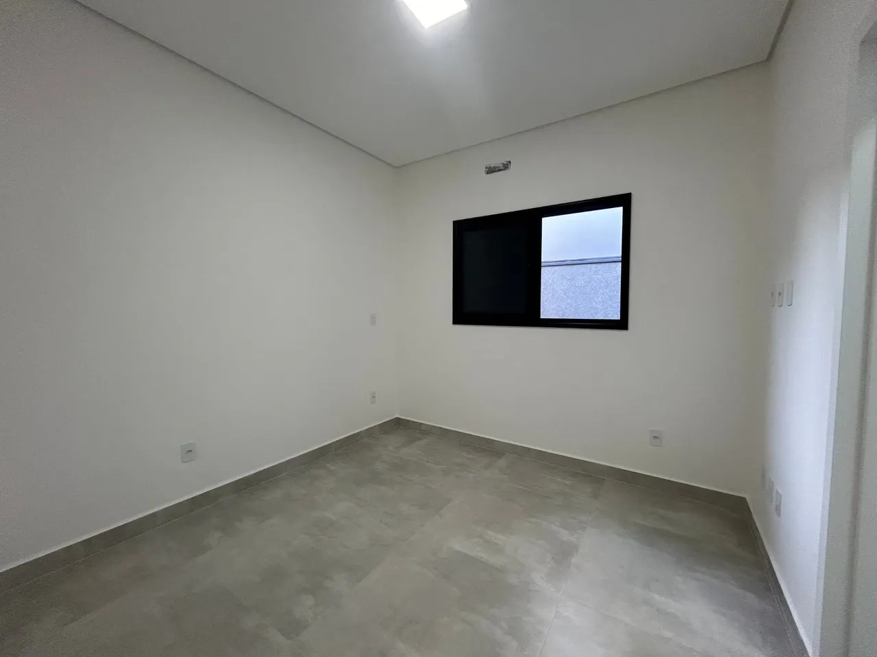 Imagem Imperdível! Casa em condomínio à venda em Sorocaba-SP, bairro Wanel Ville, 3 quartos, 3 suítes, 1 sala, 4 banheiros, 2 vagas, 132m².