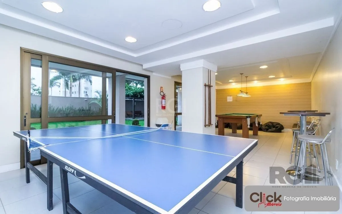 Imagem Vende apartamento desocupado, andar alto, mobiliado, living de dois ambientes, no Passo da Areia - Porto Alegre