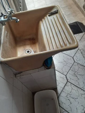 Imagem Casa térrea com 6 metros de frente por 30 metros da frente aos fundos, em lage e telhado, com piso ...