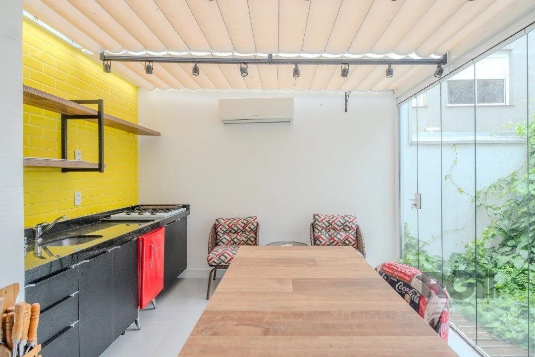 Imagem Casa impecável e mobiliada, com 3 niveis, possui 3 dormitórios sendo 1 suíte, 4 banheiros.