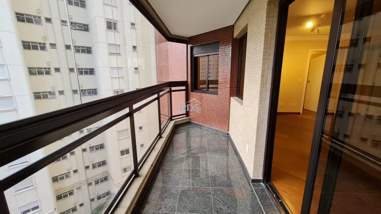 Imagem Vende lindo apartamento de 120m², com 3 dormitórios, sendo 1 suíte e 2 vagas. Totalmente reformado.