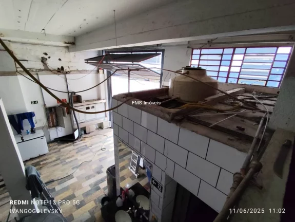 Imagem Galpão comercial de alto padrão para locação na Barra Funda, São Paulo-SP: 2 banheiros, 4 vagas e 279m² de área.
