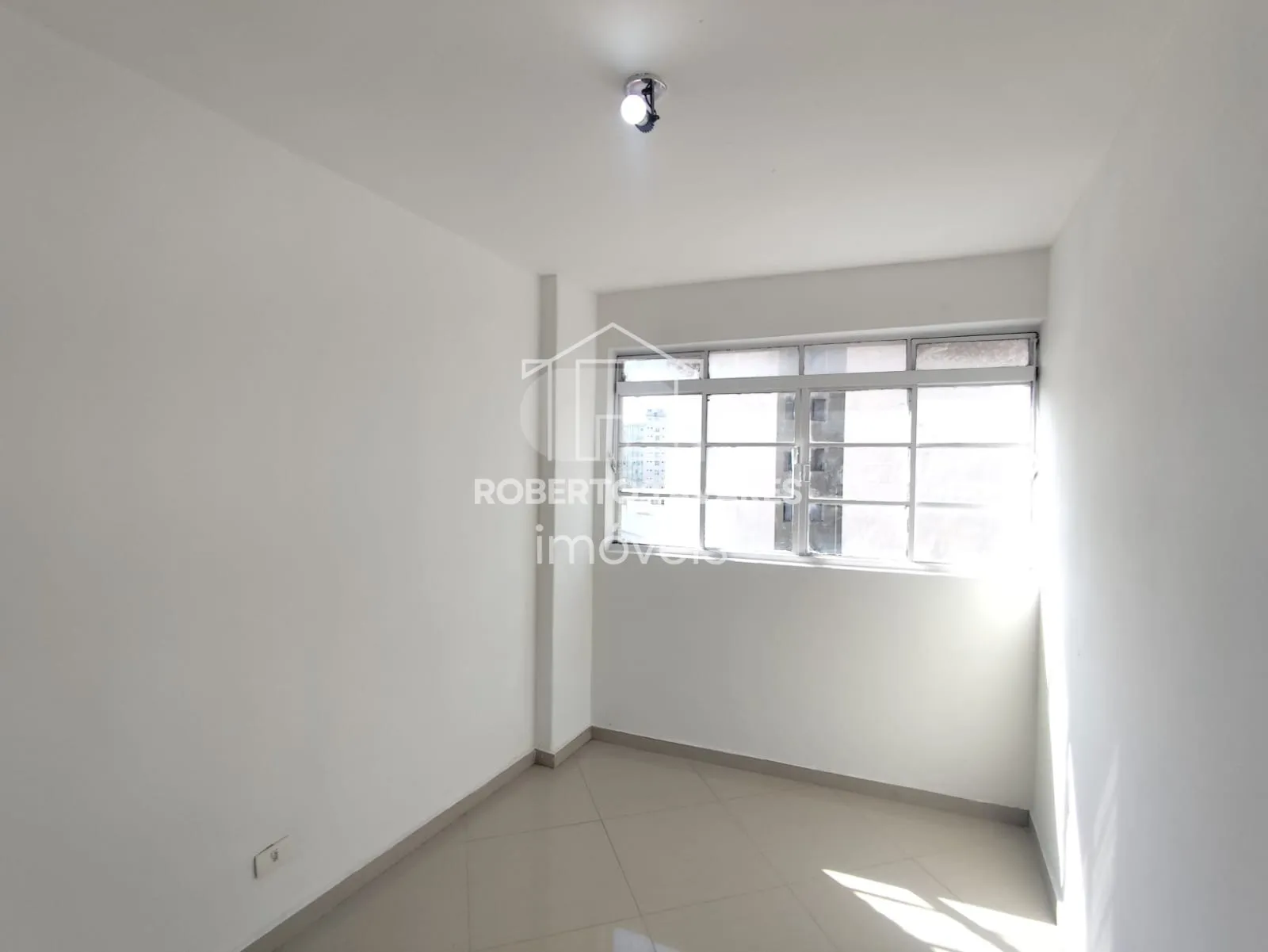 Imagem Apartamento de 64m² com 2 dormitórios, 2 banheiros, sem suíte, localizado no último andar do edifício. Cozinha americana integrada à sala.