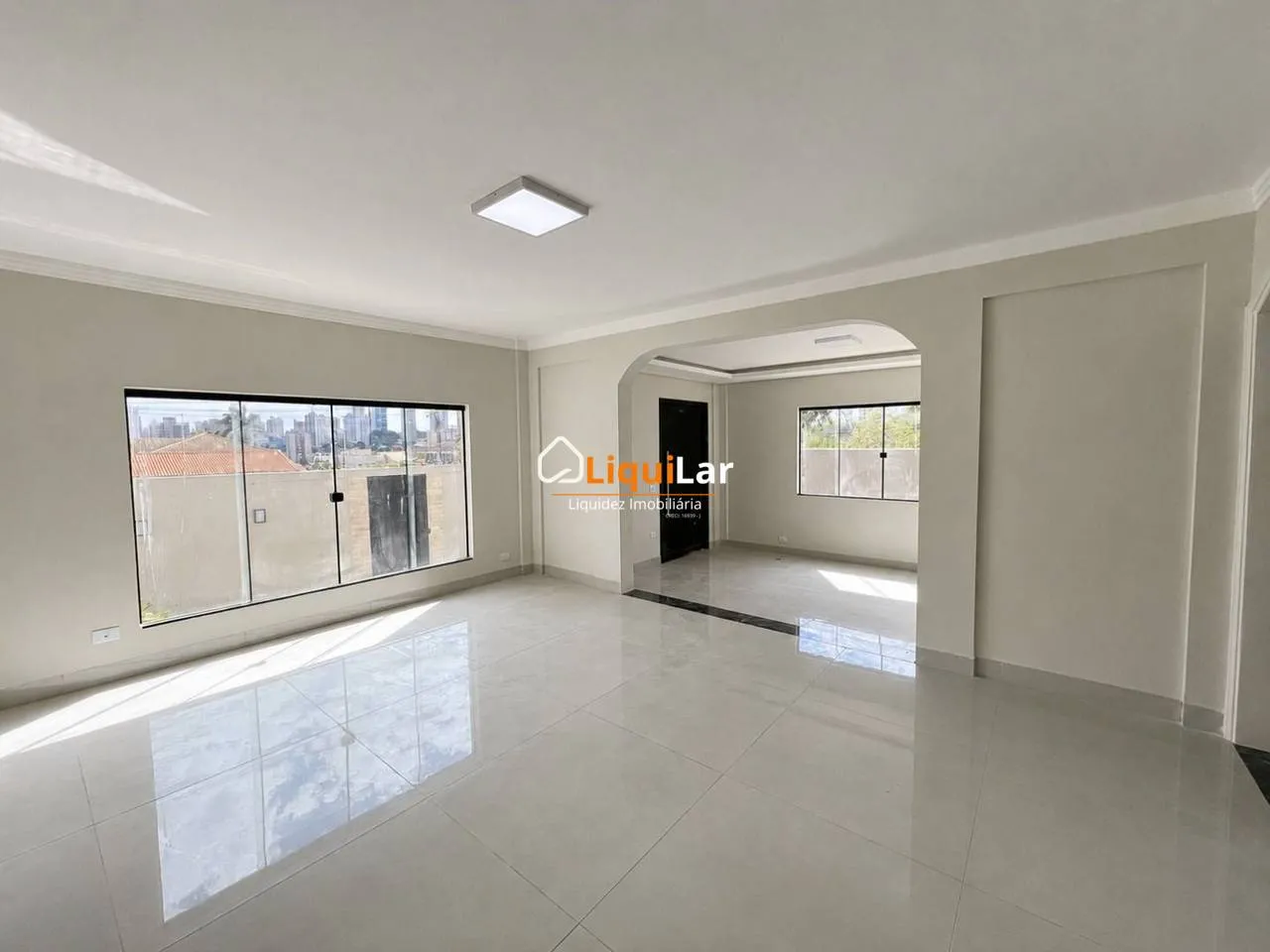 Imagem Sobrado com Aptidão Comercial na Vila Rosa Pires | 4 Quartos, Suíte e Localização Estratégica