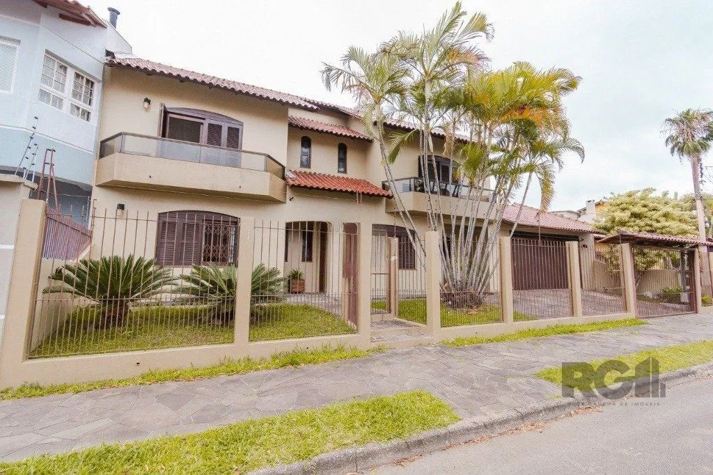 Imagem Casa com 4 dormitórios no bairro Morro Santana