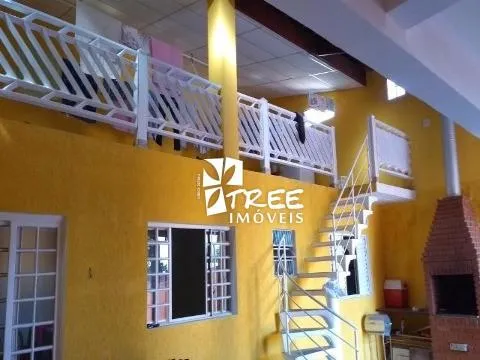 Imagem VENDA DE SOBRADO NO ARUJAMÉRICA, EM ARUJÁ/SP, 320m² com 3 quartos, suíte, lavanderia, salão e 05 vagas, sendo 02 cobertas. CONSULTE-NOS.