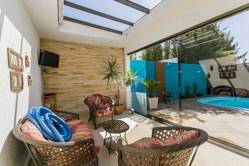 Imagem Excelente casa em condomínio com 3 suítes, piscina e 3 vagas de garagem