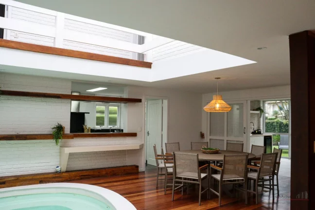 Imagem Casa reformada, mobiliada e decorada na Av Buzios em Jurere Internacional. Localizada em frente ao H...