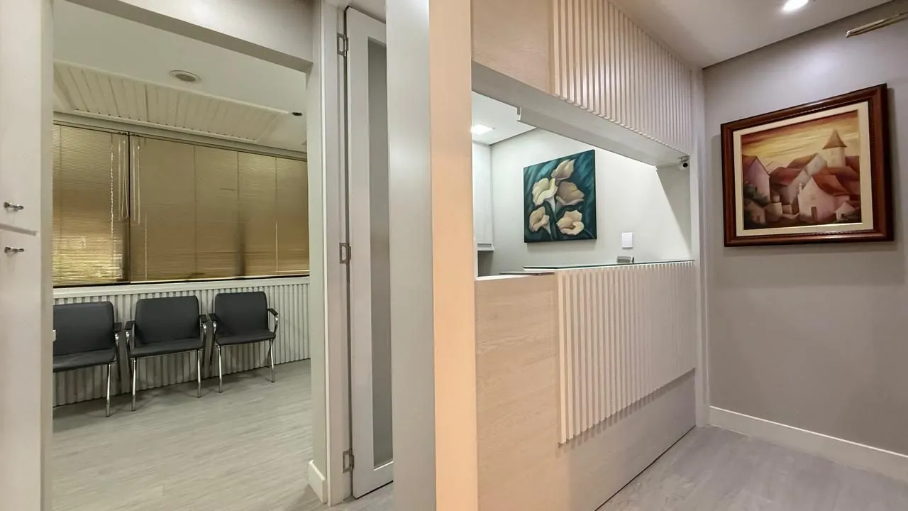 Imagem Espetacular Clínica de Cirurgia Médica toda montada à venda na Av. Carlos Gomes em Porto Alegre