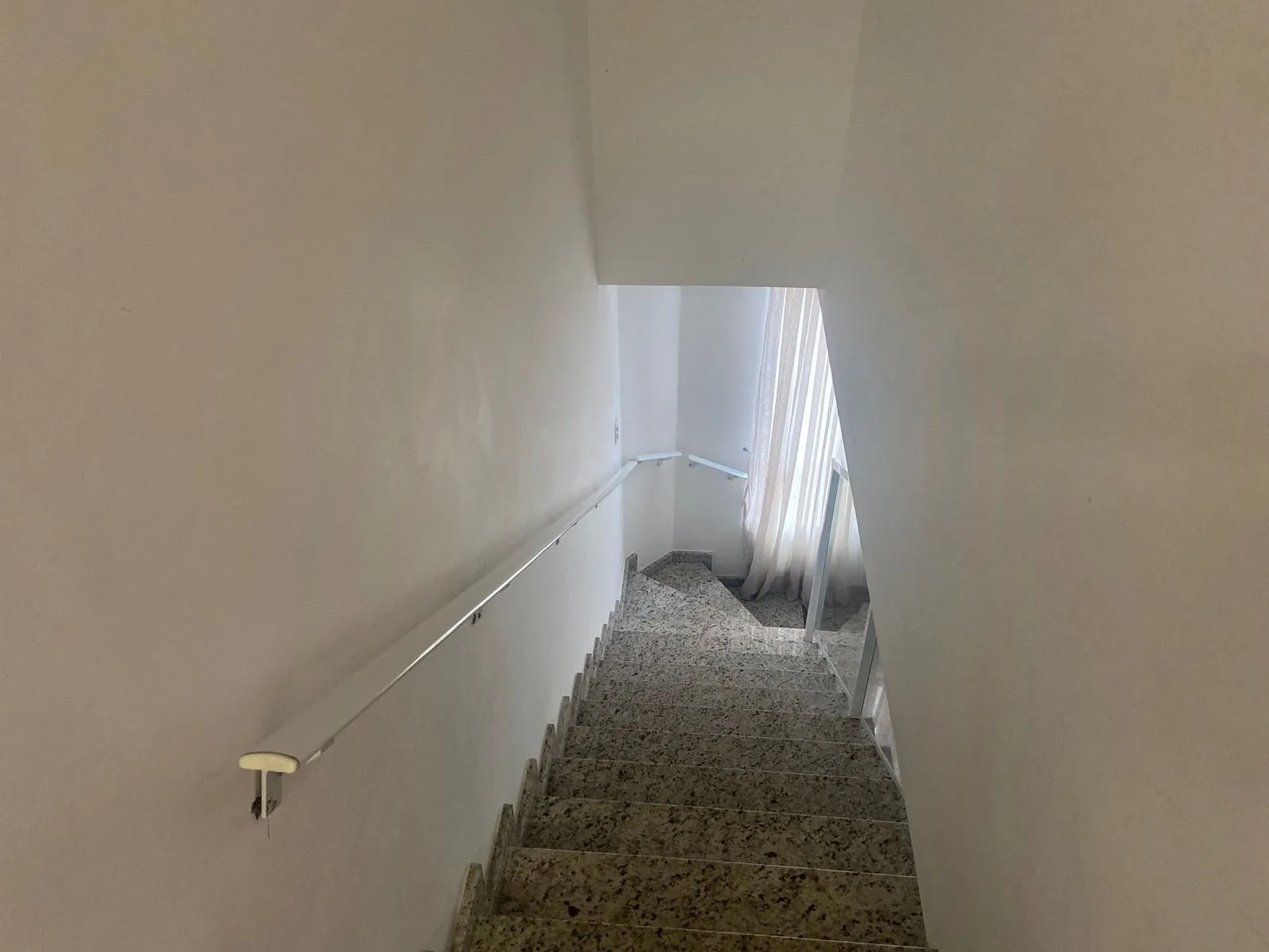 Imagem Residência Exclusiva no Marapé: Espaço, Elegância e Conforto em Cada Canto