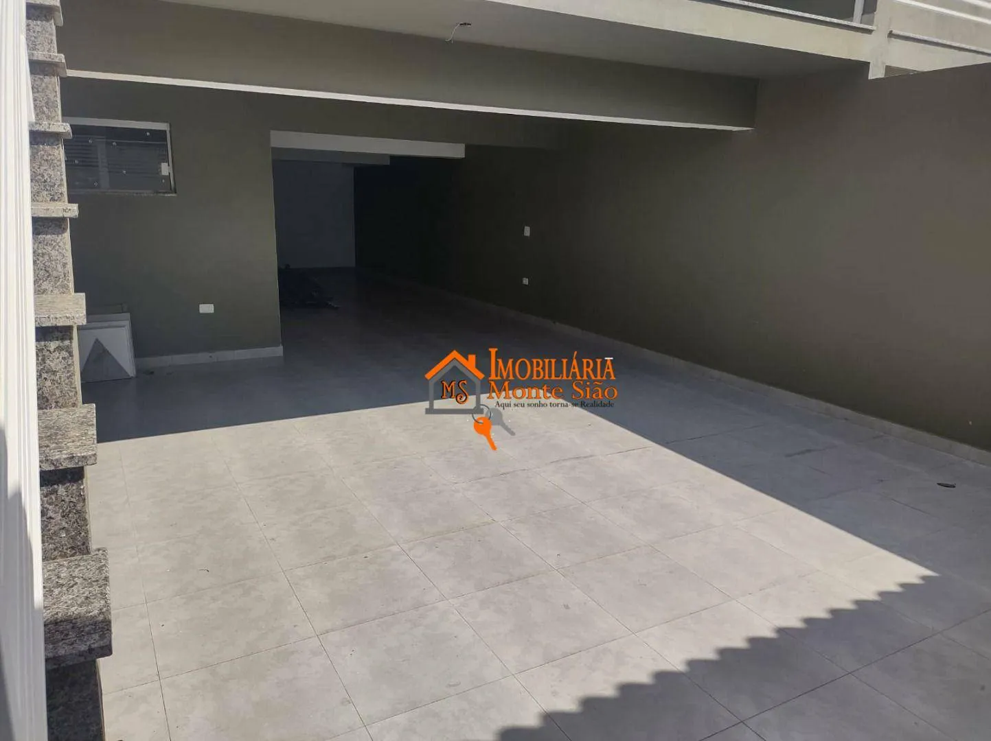 Imagem .?? Sobrado Novo com 263m², 3 Dormitórios, 5 Vagas e Excelente Localização Próximo à Av. Emílio Ribas