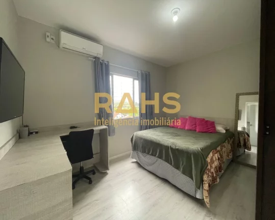Imagem Casa Plana Parcialmente Averbada, aceita financiamento, com 1 suíte e 2 quartos, 2 vagas de garagem...