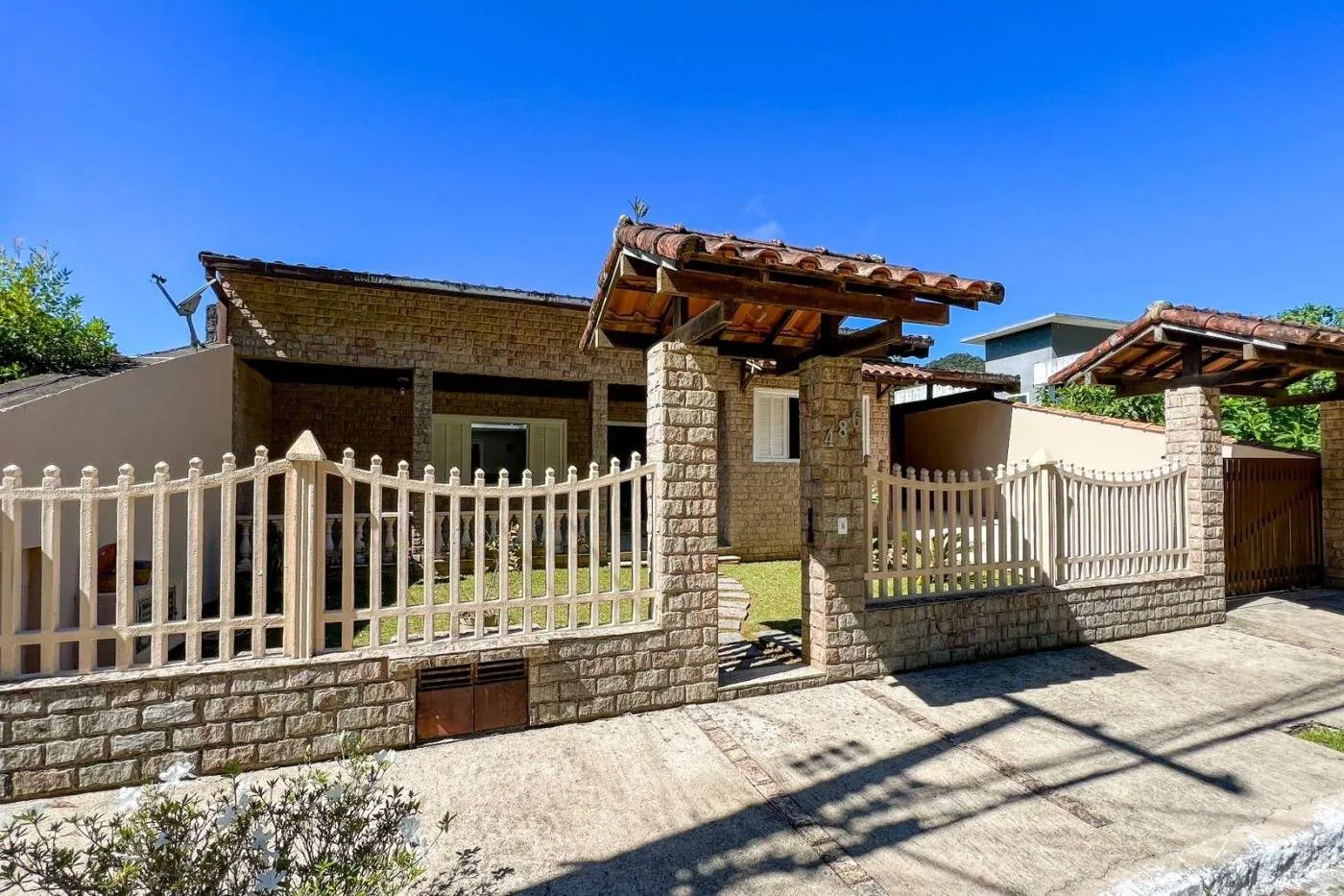 Imagem Casa em Condomínio para Venda em Teresópolis / RJ no bairro Comary