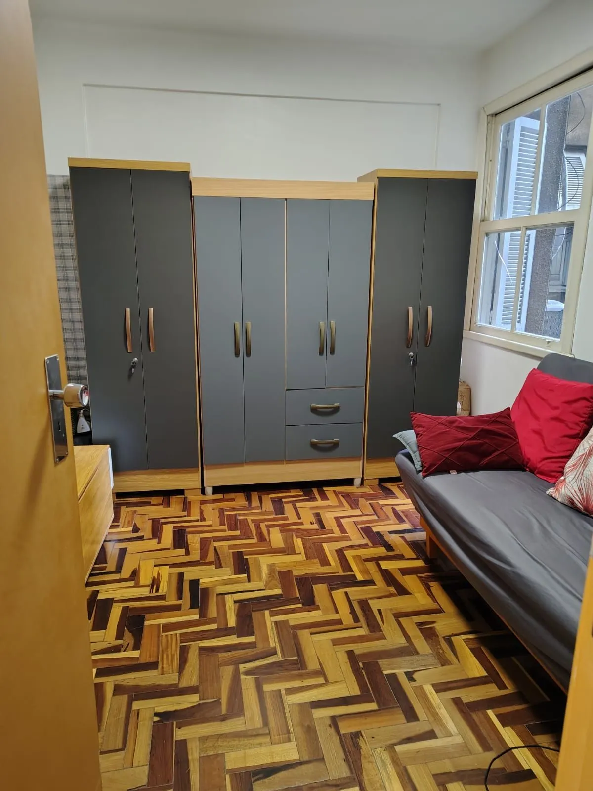 Imagem Apartamento Espaçoso no Centro Histórico com Móveis Sob Medida