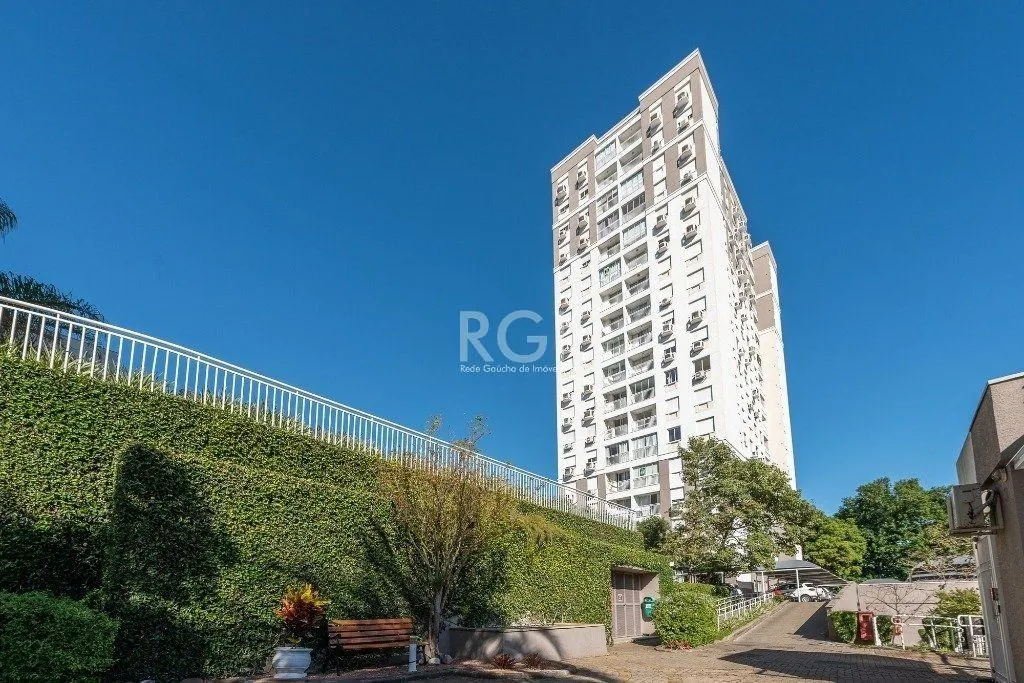 Imagem Apartamento de três dormitórios, suíte e uma vaga de garagem no bairro Cristo Redentor em Porto Alegre.