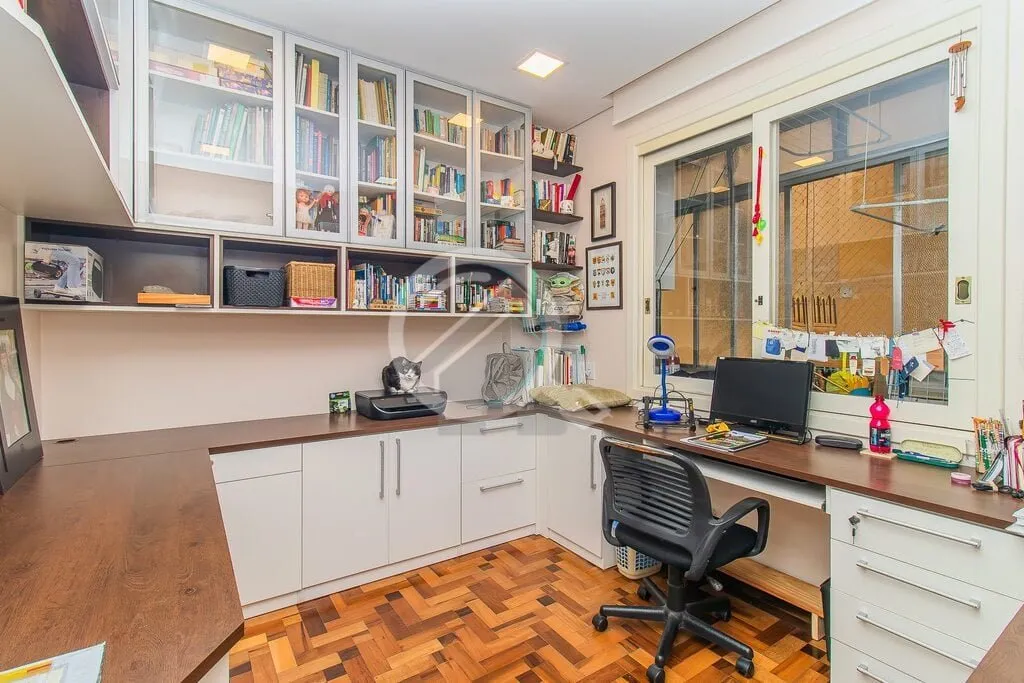 Imagem Amplo apartamento de 3 Dormitórios semi-mobiliado, amplo living com armário, varanda, cozinha indi...