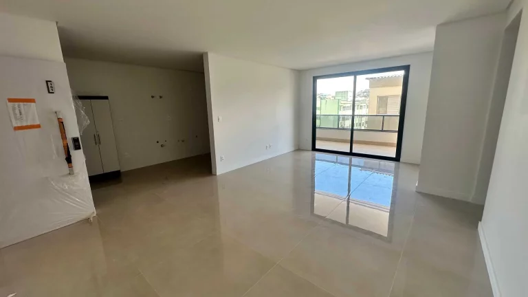 Imagem Apartamento com 4 dormitórios sendo 2 suítes e 1 vaga de garagem em São José/SC