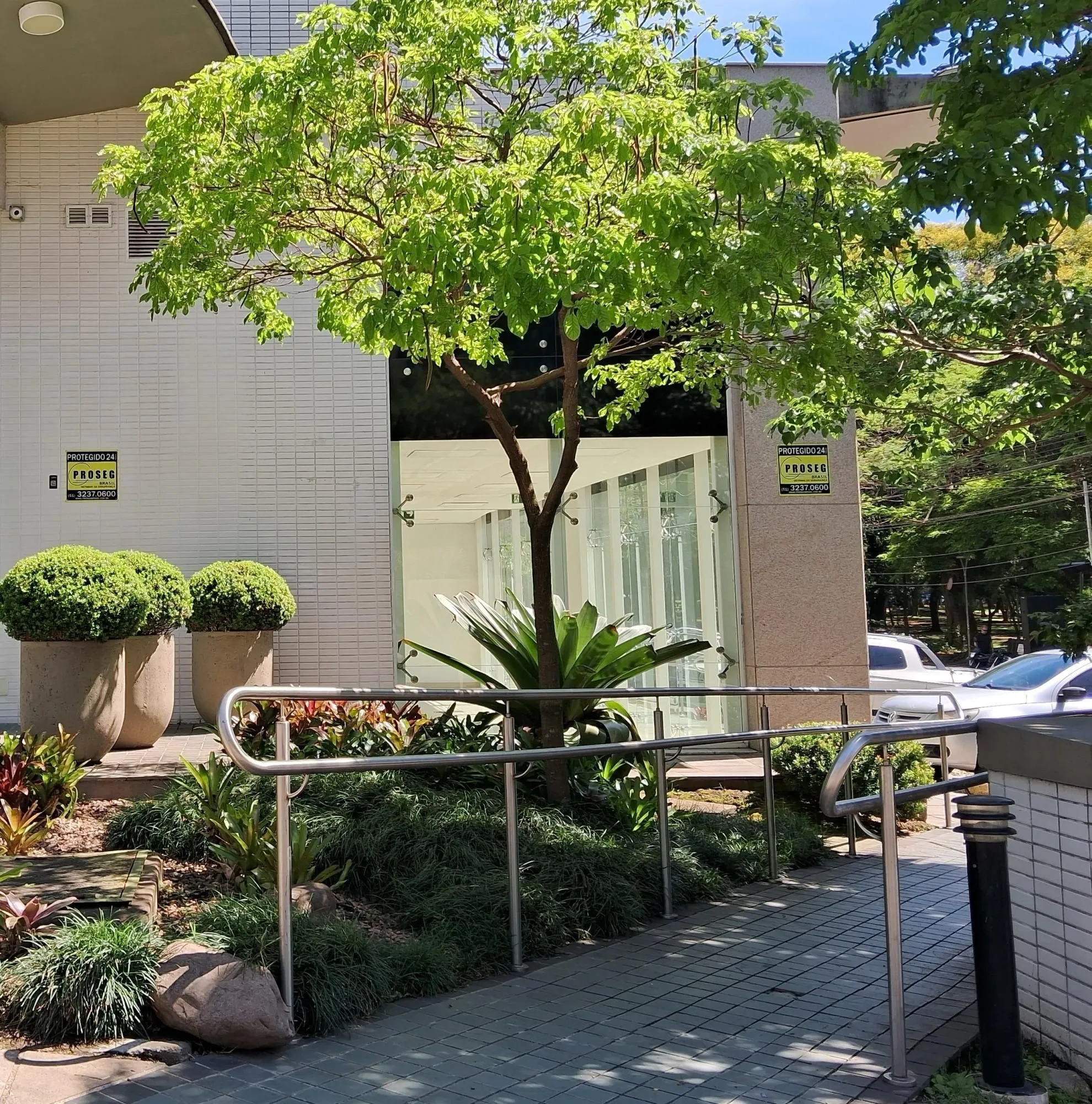 Imagem MÁFFER IMÓVEIS ALUGA - EXCELENTE LOJA COMERCIAL NO MOINHOS DE VENTO com 102m² privativos,Rua Comendador Caminha, nº 22 - Bairro Moinhos de Vento Em frente ao Parcão