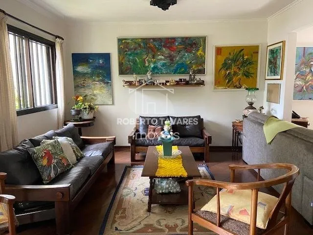 Imagem Amplo apartamento 165M² à venda com 4 dormitórios, sendo 2 suítes, living para 3 ambientes, cozinha com armários embutidos e área de serviço com quarto e banheiro. Conta com 2 vagas de garagem.