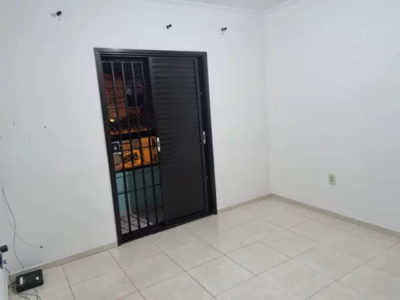 Imagem Sobrado individual à venda no Maracanã em Praia Grande-SP, com 2 dormitórios sendo suítes, sala ampla, cozinha com armários planejados, 1 lavabo, banheiro com box e gabinete, lavanderia, churrasqueira, vaga de garagem, portão em alumínio, a 150 metros da 