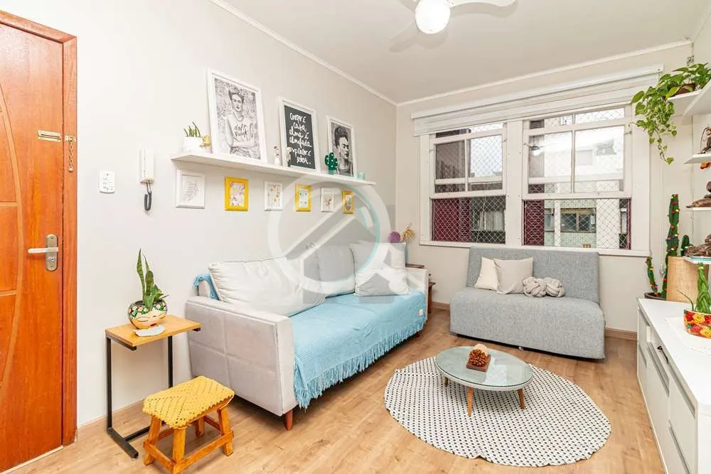 Imagem Descubra o charme deste apartamento totalmente reformulado, localizado no vibrante bairro de Petróp...