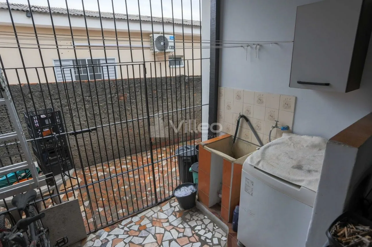Imagem Casa de esquina com 2 casas no mesmo terreno, ideal para morar com a família ou ter uma segunda ren...