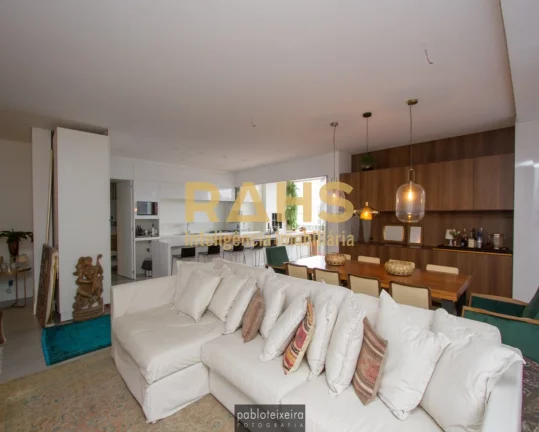 Um projeto onde a inovação começa nos traços modernos da fachada, passando por uma área de laze...