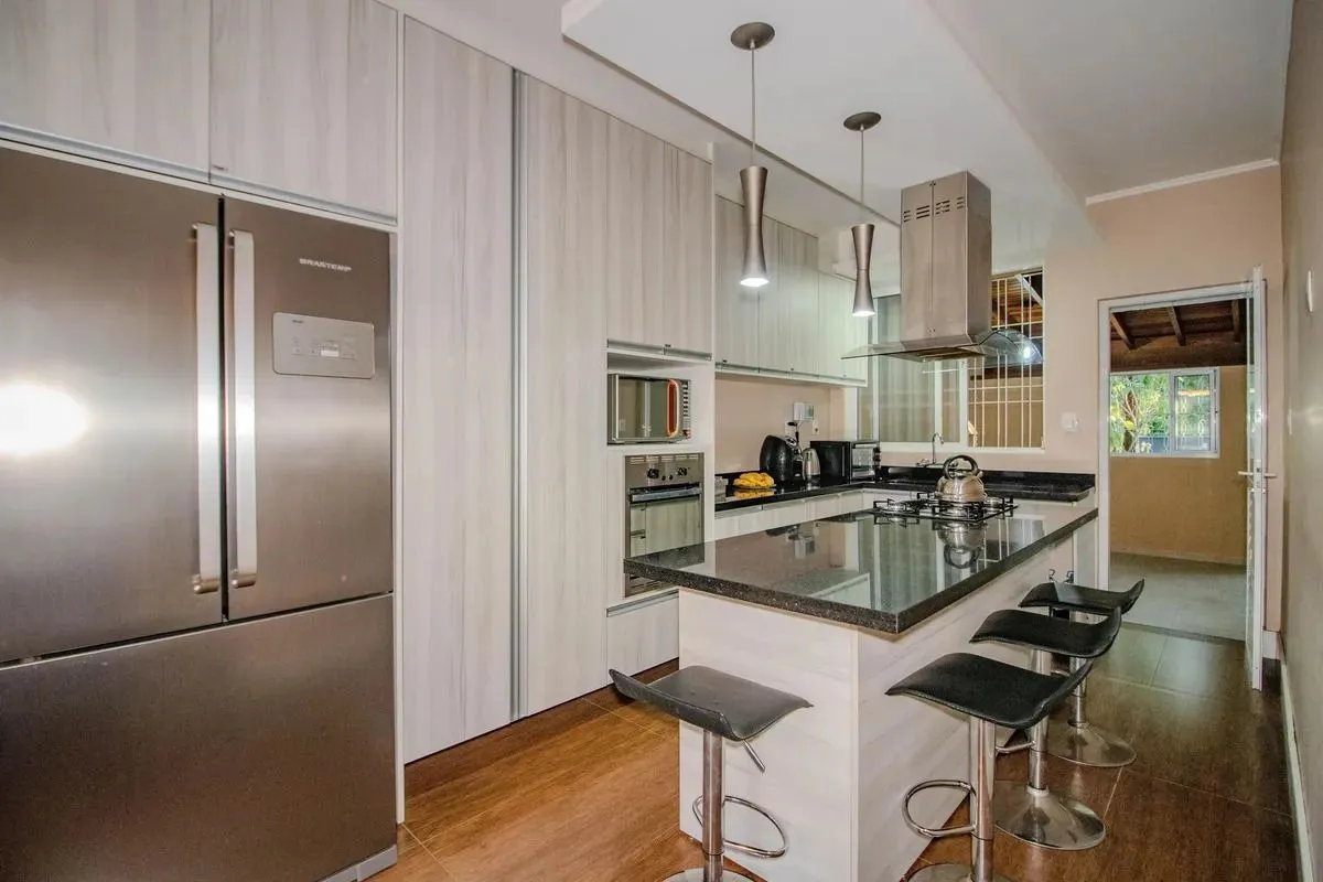 Imagem Casa Reformada com 5 Dormitórios e Amplo Pátio