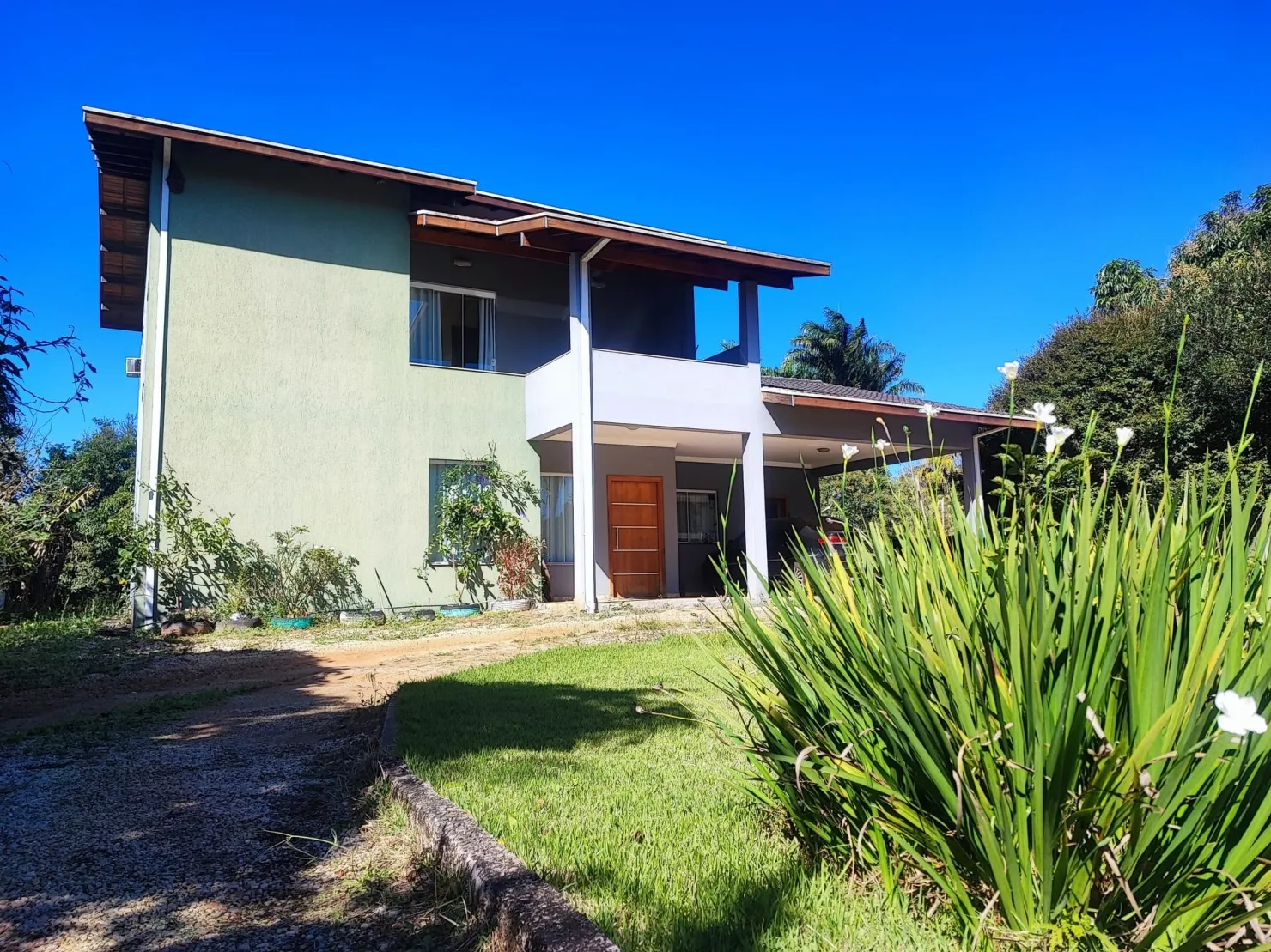 Foto do imóvel Casa à venda 3 Quartos, 1 Suite, 4 Vagas, 2105M², Parque Lago Azul, Pindamonhangaba - SP