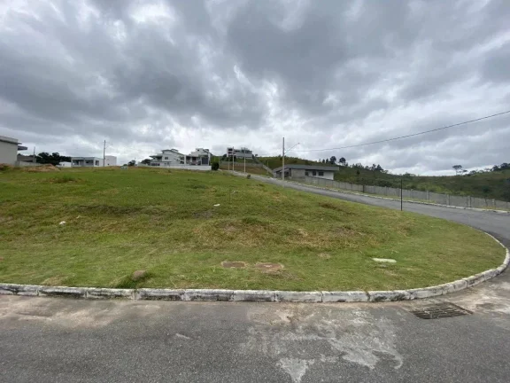 Imagem Lote de esquina 475m2 em Condomínio de Alto Padrão – Segurança e Lazer Completo