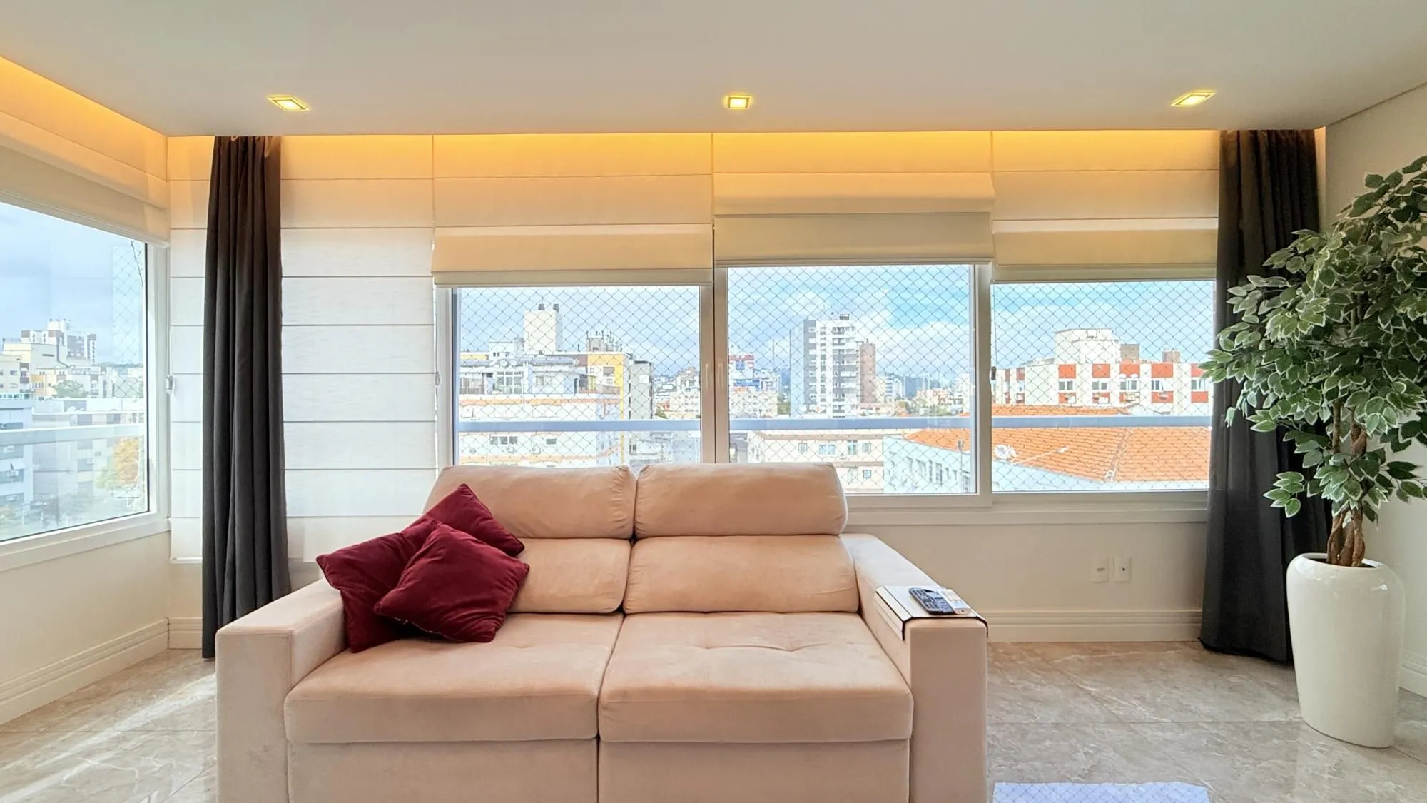 Imagem Excelente apartamento amplo com 2 dormitórios, 2 suítes mais dependência de empregada ou gabinete ou 3º dormitório