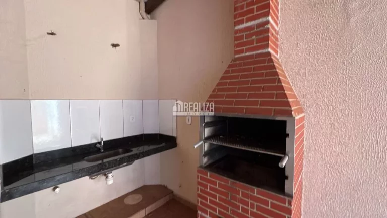 Imagem Casa Padrão para Alugar no Jardim Maracanã, Uberaba - 3 Dormitórios com Suíte e Churrasqueira na Varanda