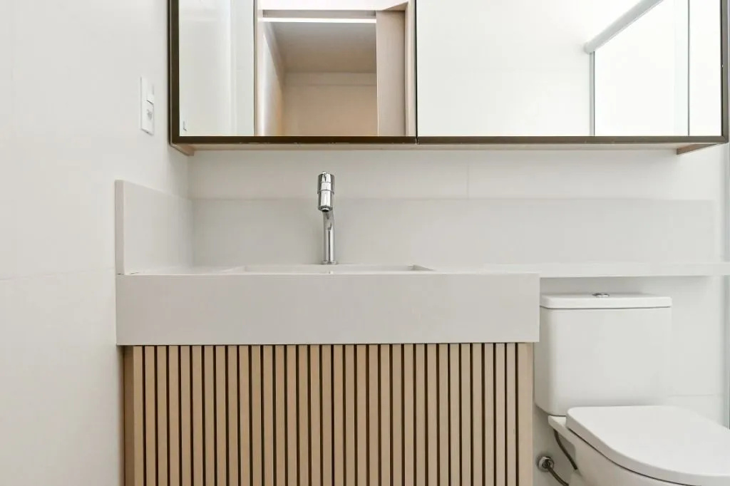 Imagem "Sobrado Excepcional em Condomínio da Construtora Planeta: Terreno Amplo, Área Construída com Design Elegante e Quintal Planejado para Piscina."