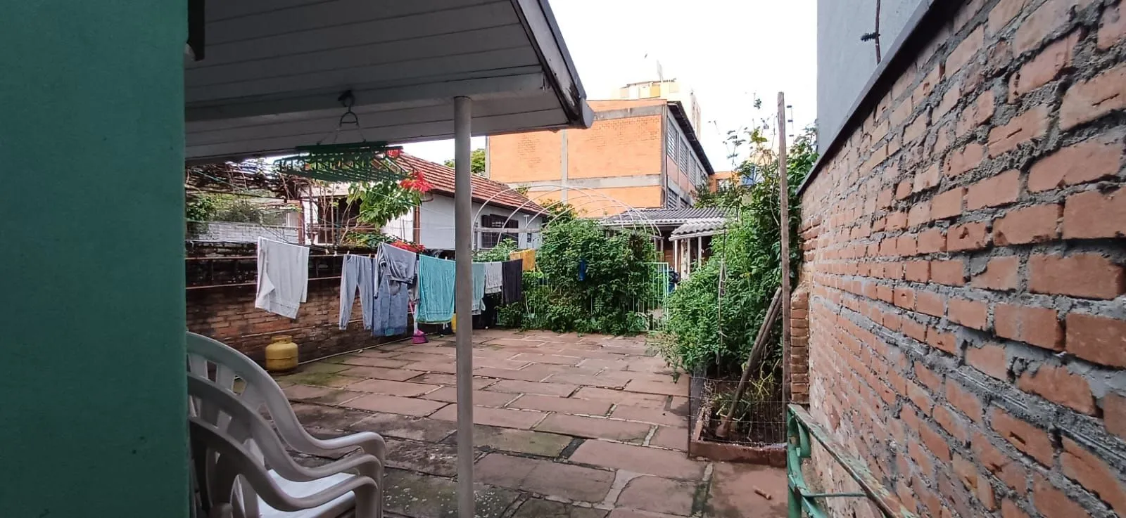 Imagem Vende-se casa de madeira, com dois dormitórios, banheiro, sala e cozinha. Localização privilegiada no bairro Jardim Botânico. Área do terreno com 6,6mx44m.
