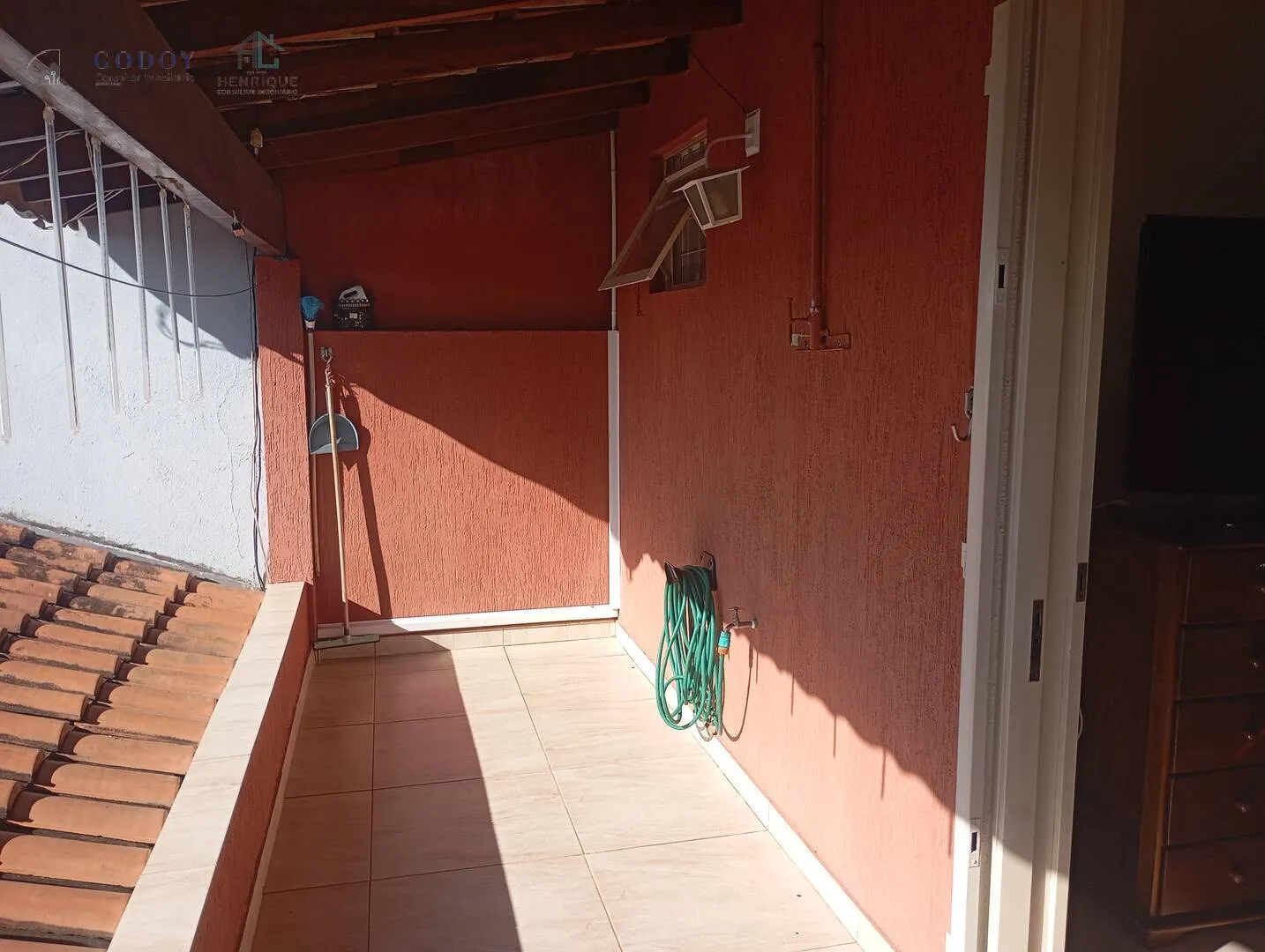 Imagem Imperdível! Sobrado com Suíte no Térreo + 2 Quartos e Garagem p/ 2 Carros.