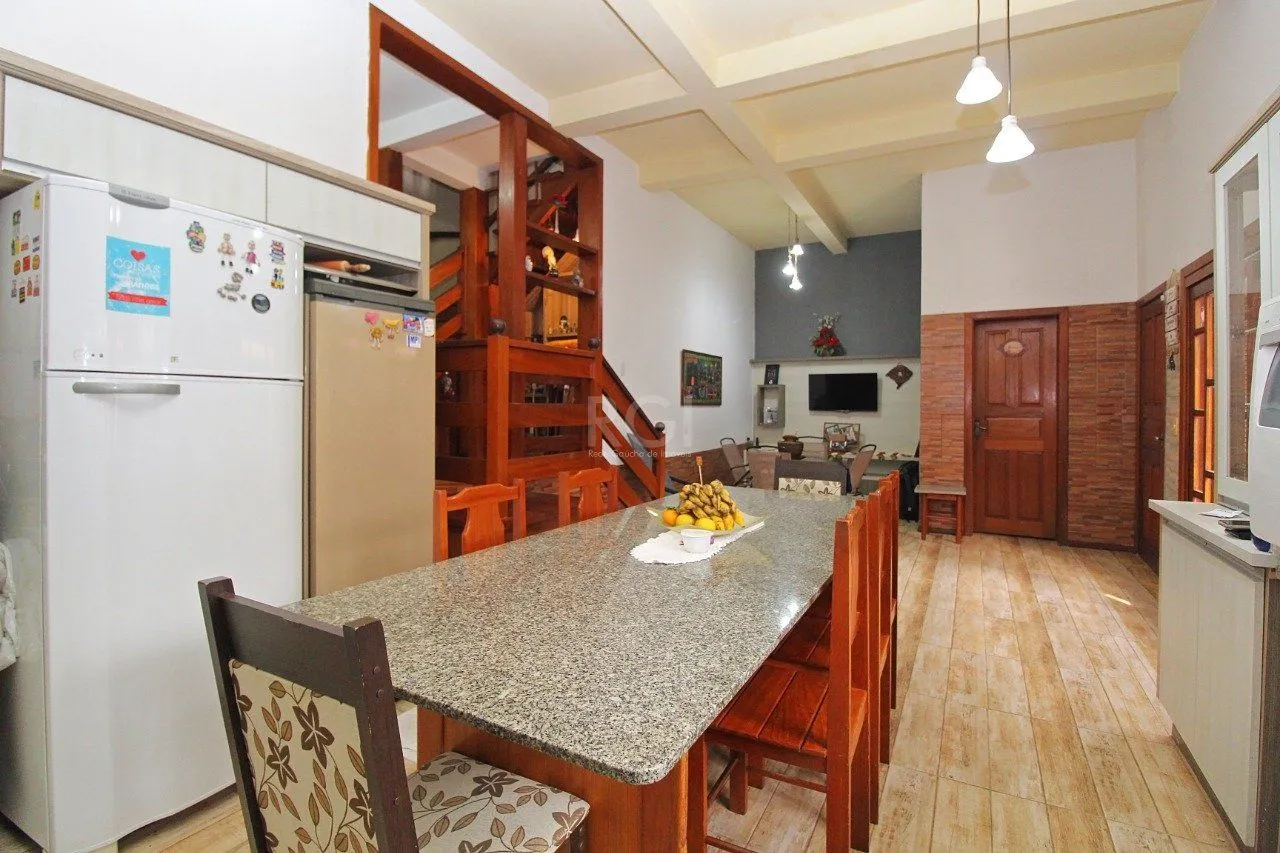Imagem Casa para Venda - 339m², 3 dormitórios, 2 vagas - Vila Nova, Porto Alegre