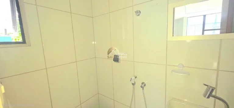 Imagem Sala comercial reformada, andar alto e vista livre. Copa e banheiro. Condomínio baixo. Em Brotas, p
