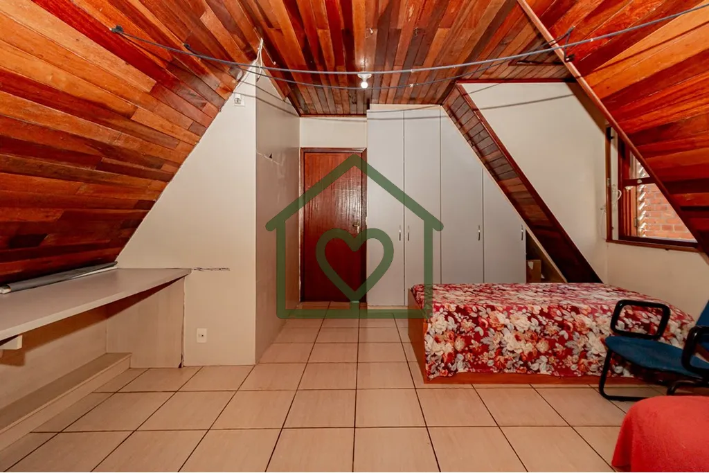 Imagem Charmosa casa em estilo cabana rústica, com 3 dormitórios e 2 banheiros, ideal para quem busca con...