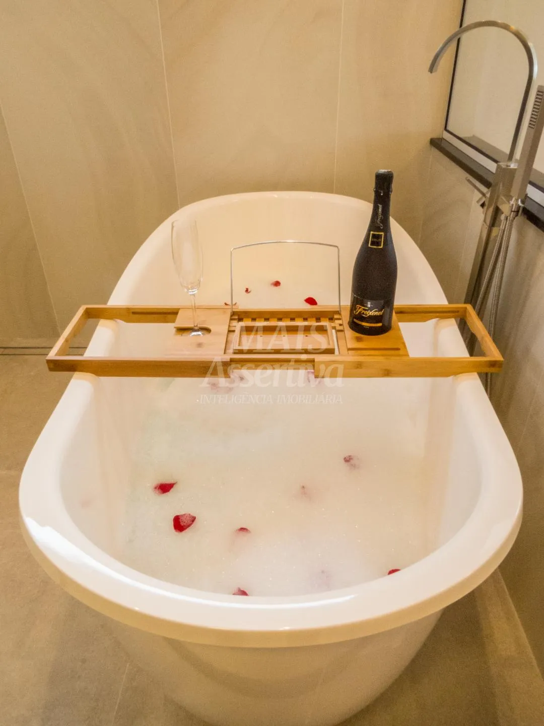 Imagem Excelente apartamento de 03 dormitórios e 03 vagas a venda em Novo Hamburgo