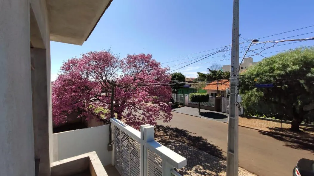 Imagem Sobrado, com 01 suíte mais 2 quartos, Bairro Coqueiral, Cascavel
