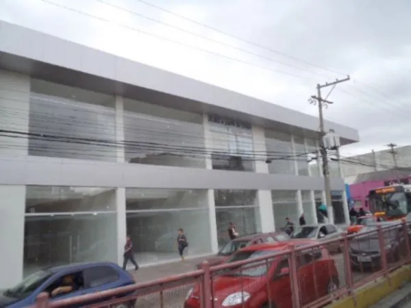 Imagem MÁFFER IMÓVEIS ALUGA - LOJA COMERCIAL NOVA NA AV. ASSIS BRASIL Loja nova com 211m² de área privativa, localizada em um dos pontos de maior fluxo da Av. Assis Brasil. Possui grande vitrine, proporcionando alta visibilidade para pedestres e veículos.